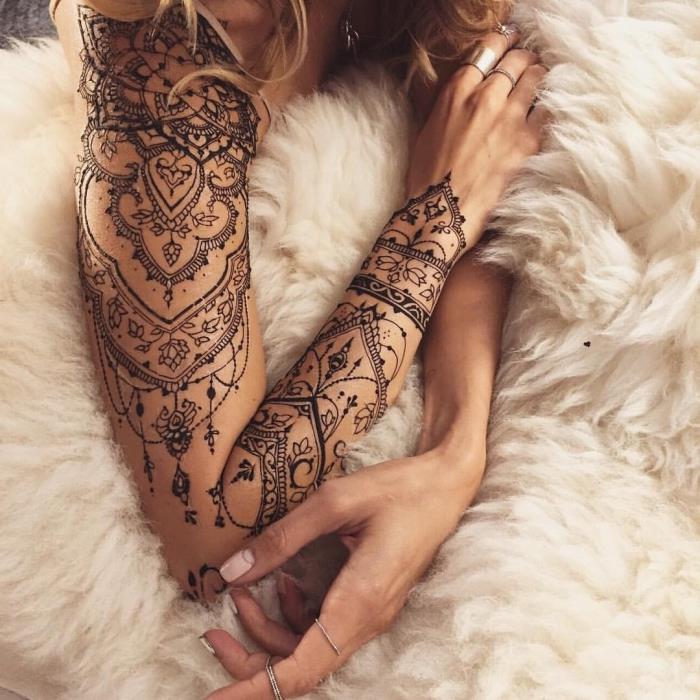 nestalna tetovaža, body art za ženske, tetovaža s črno kano na rami in roki