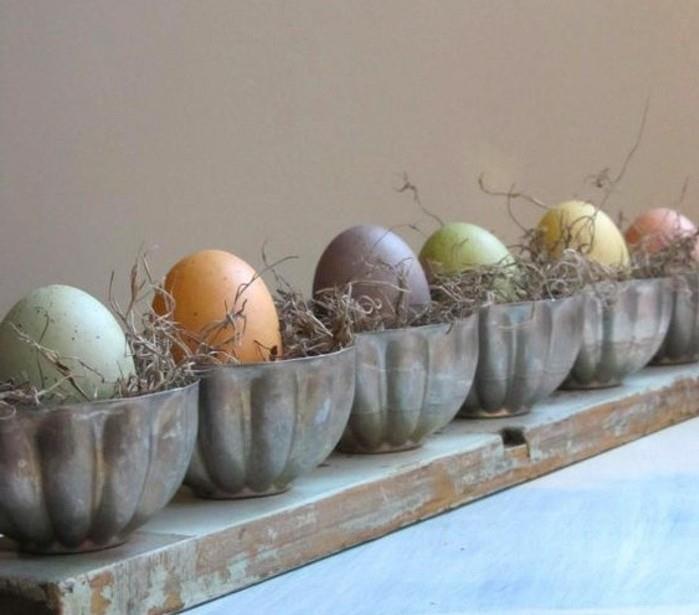 džiovintos žolės ir kiaušinių-skirtingų spalvų-gražiai-dekoratyvinių-Velykų dubenėlių-židiniui