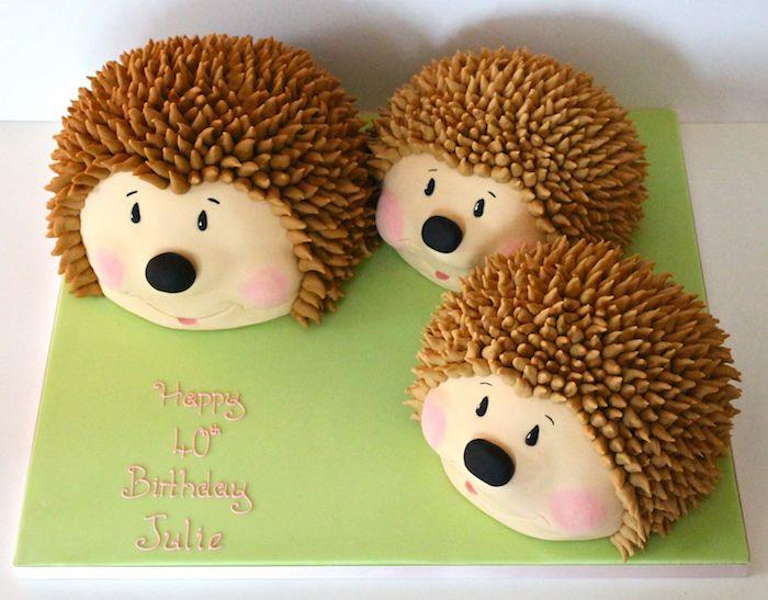doğum günü pastası resmi, yetişkinler için komik kirpi doğum günü pastası, bir pasta için üç sevimli küçük hayvan