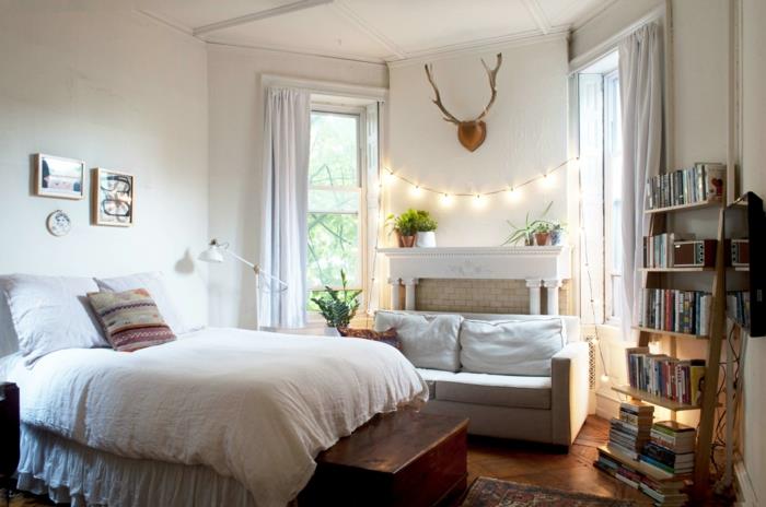 Šviesi girlianda, dvigulė lova, nedidelis buto išplanavimas, mažo buto apdaila