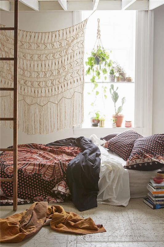 Hippi şık yatak odası, yerde şilte, etrafına dizilmiş kitaplar, ahşap merdiven, kirletici bitkiler, bohem şık yatak odası orman dekoru