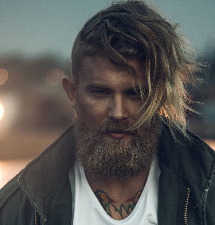 vikinški hipster z ostriženo brado in dolgimi svetlimi lasmi s kratkimi stranicami