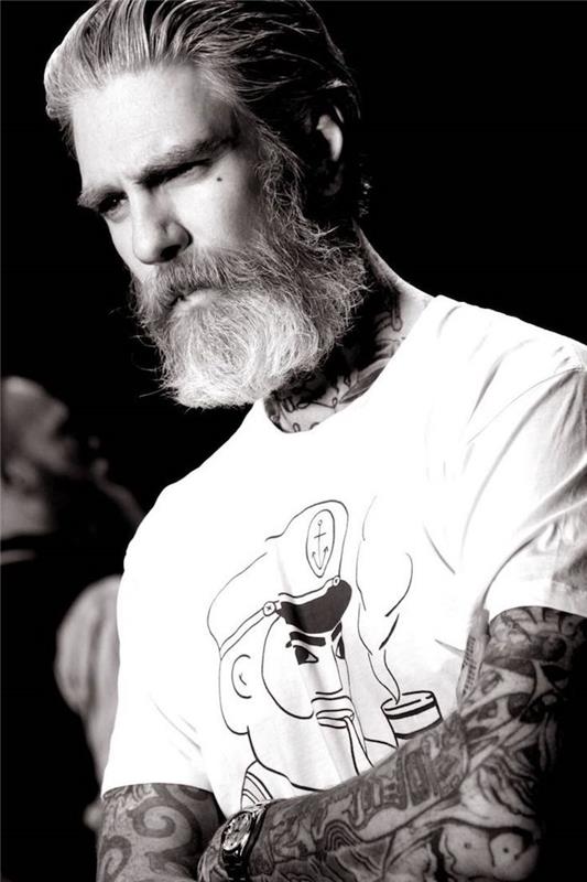 strižen človek z belo brado star hipsterski videz