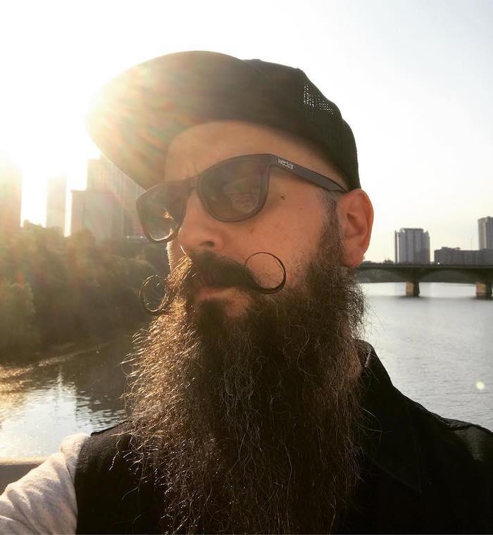 voščeni brki dolgi moški movember velika brada
