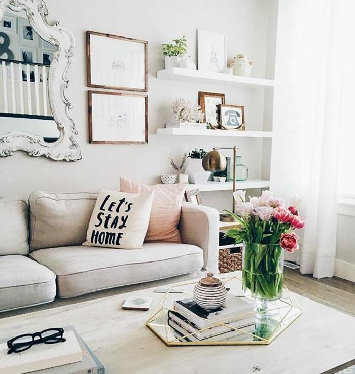 Balta sofa, kavos staliukas, vaza su pavasario gėlėmis, „ikea“ 25m2 studijos išdėstymas, geriausia buto dekoro idėja