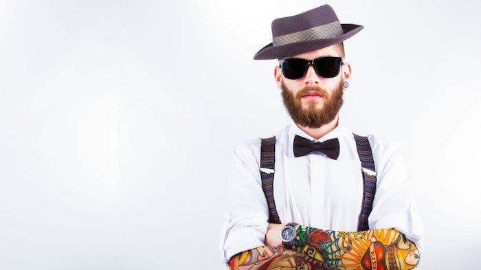 hipster-style-man-care-brada-človek-očala-wayfarer-majica-bele-naramnice-tetovaže-tetovaže-barve-klobuk