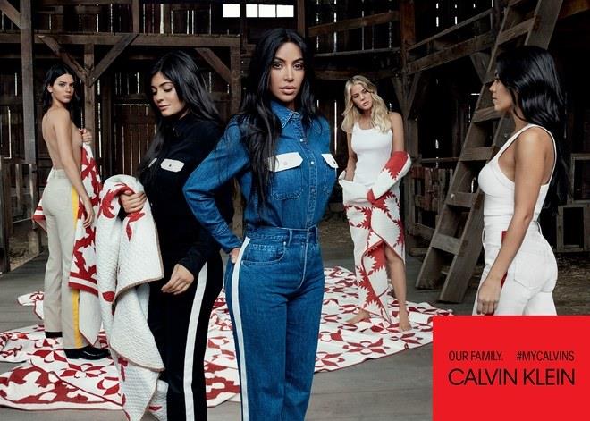 Kardashians ailesi, Raf Simons tarafından tasarlanan Calvin Klein moda serisini, fotoğraf Calvin Klein kıyafetlerini tanıtıyor