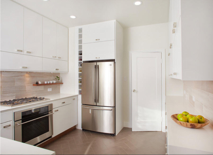 Šaldytuvas prie įėjimo į virtuvę