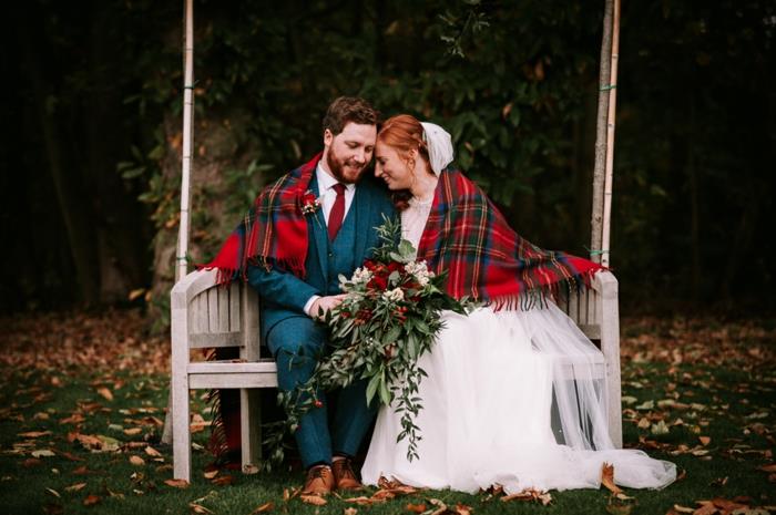 tradicinės vestuvės, nuotaka ir jaunikis, sėdintys ant balto suolo, aukščiausios klasės vyriški batai, škotiška kvadratinė antklodė