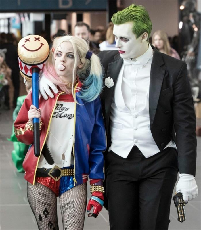 juokdarys vyras ir mergina Harley Quinn, žaliaplaukis vyras su oficialiu kostiumu, mergina trumpomis kelnėmis, spalvotais plaukais