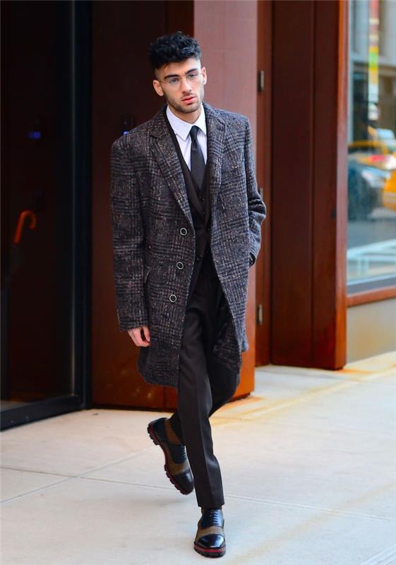 Stilingas vyriškas ilgas paltas, elegantiška apranga su kaklaraiščiu, kaip gerai apsirengti vyrišku stiliumi
