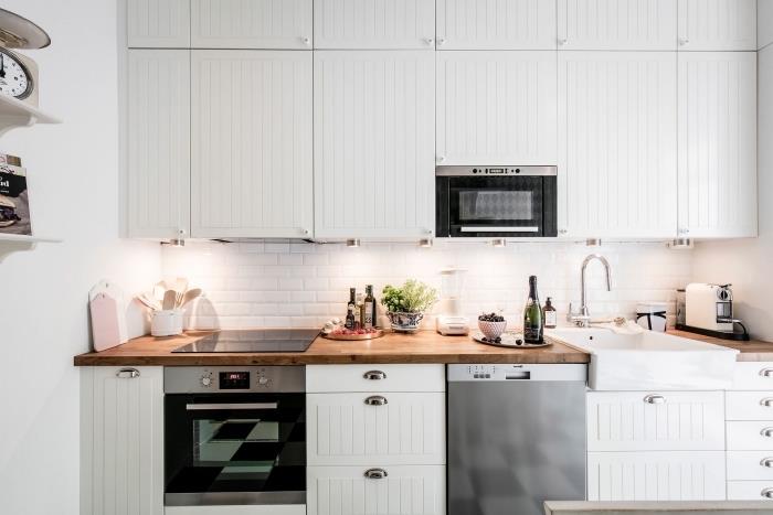 kako združiti belo in leseno v kuhinji v sodobnem slogu s pohištvom s kovinskimi ročaji