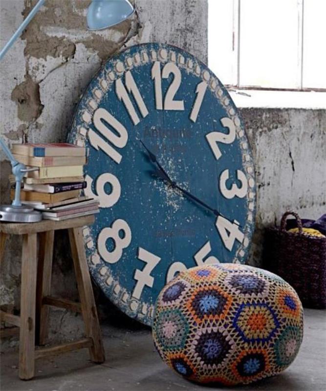 sieniniai laikrodžiai-didelis-mėlynas laikrodis ir osmanų kėdė