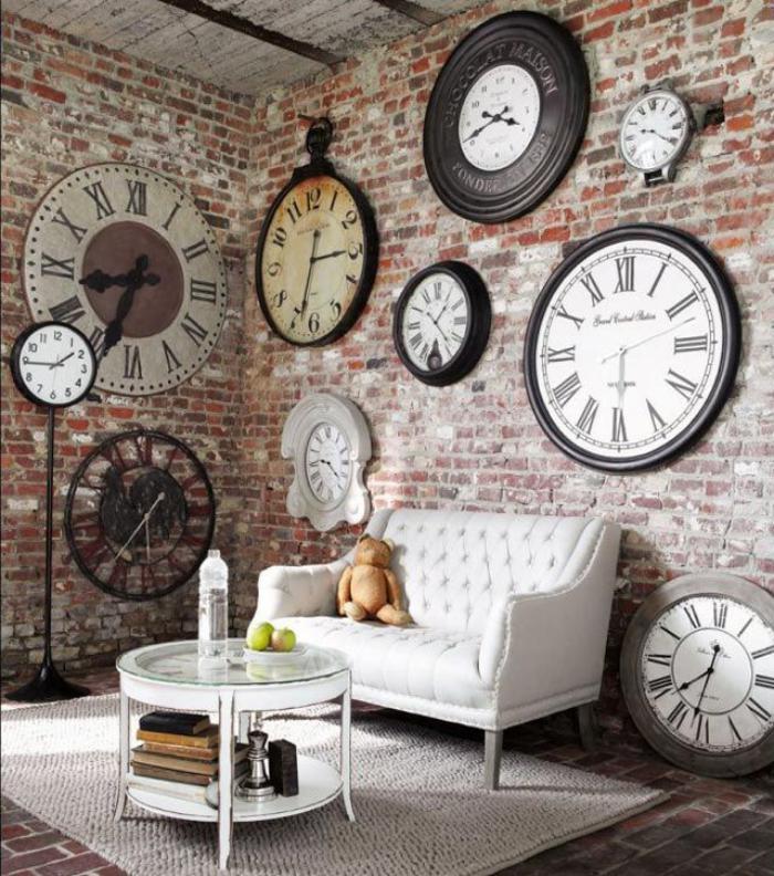 sieniniai laikrodžiai-dideli laikrodžiai-ant plytų sienos