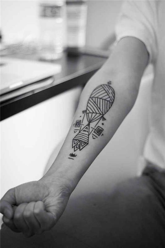 geometrijske tetovaže živali, geometrijski balon na vroč zrak, na podlakti, človek, ki sedi