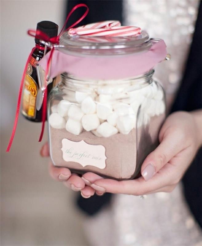 Kakao tozu ve beyaz şekerlemeler içeren çıtçıtlı kapaklı kavanoz, sevimli doğum günü fikirleri, ona bağlı küçük bir şişe rom, kapağın üstünde iki nane kamışı
