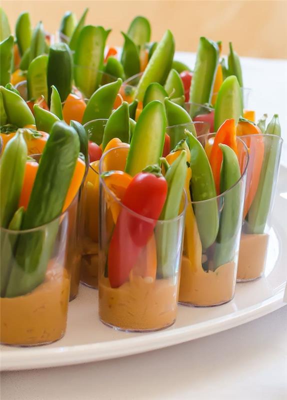 humus v kozarcu s kokosovimi crudités, papriko, verrini, enostavnim aperitivom