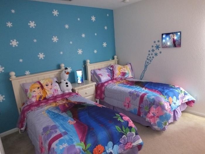 duvar boyama, kar tanesi süslemeli beyaz ve mavi duvarlı kız yatak odası, Anna ve Elsa tasarımı yastık kılıfı