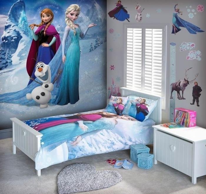 kız yatak odası dekoru, duvarlarda Elsa Anna ve Olaf desenli çıkartmalar, Frozen tasarım nevresimler