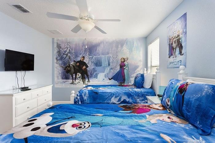 iç boyama, kar kraliçesi tasarımlı çıkartma çıkartmaları ile beyaz duvarlı yatak odası, Anna Elsa Olaf tasarımlı yatak çarşafları