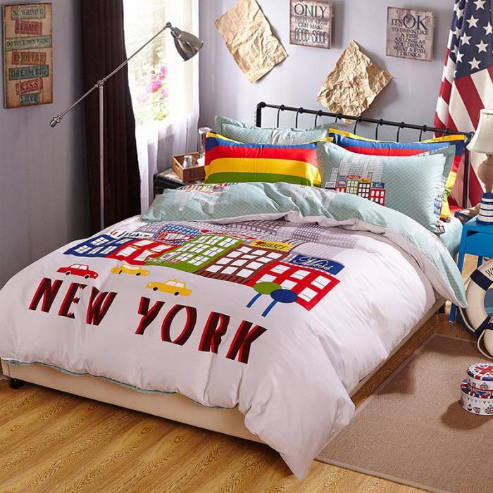 Niujorko antklodė-užtiesalas paaugliams skirtame miegamajame spalvota patalynė