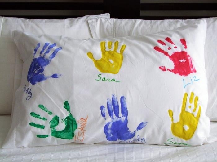 „Pasidaryk pats“ Motinos dienos darželis „Lengvas“, pavyzdys, kaip pritaikyti pagalvę vaikų pėdsakais