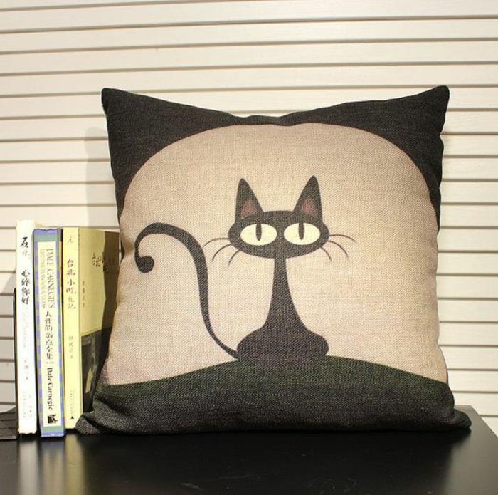 juodos katės pagalvėlės užvalkalas