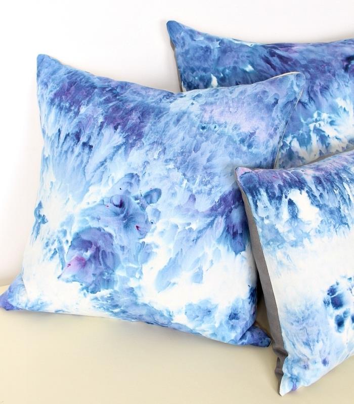 Suaugusiųjų rankinė veikla, dekoratyvinės mėlynos ir baltos spalvos pagalvėlės padaro lengvą pagalvės užvalkalą