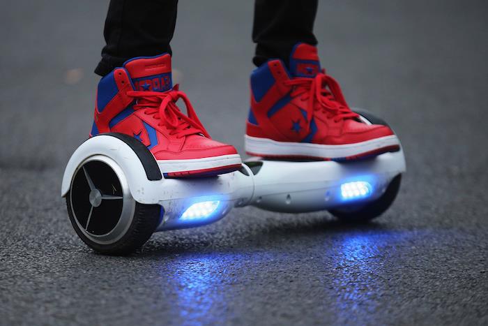 teen boy božično darilo, hoverboard z vgrajenimi lučmi, črno -belo oblikovanje, nova generacija rolke