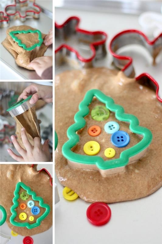 Kalėdų eglutės formos sausainių pjaustytuvas su žaliais plastikiniais kraštais, prispaustas prie smėlio spalvos Elmerio klijų gleivės, papuoštas spalvingomis plastikinėmis sagutėmis