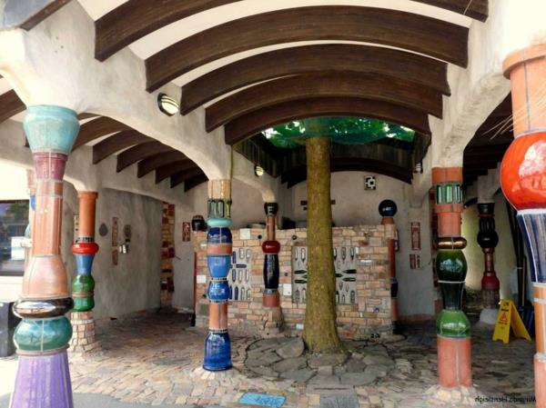 hundertwasser-arhitektura-javna stranišča-kawakawa-vhod