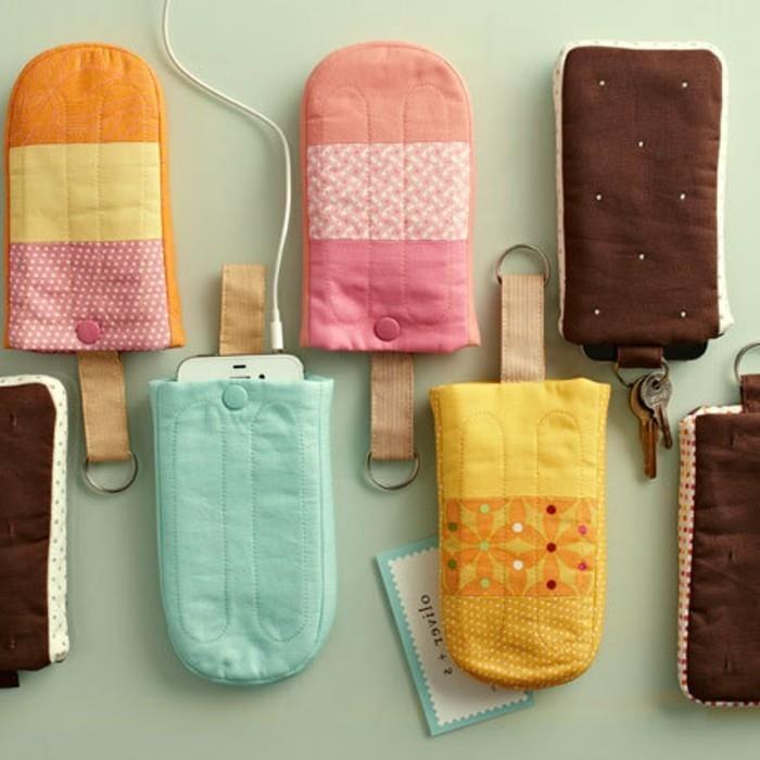 çubukta dondurma şeklinde cep telefonu kılıfları, parça kumaşlardan yapılmış el yapımı hediyeler, farklı renklerde