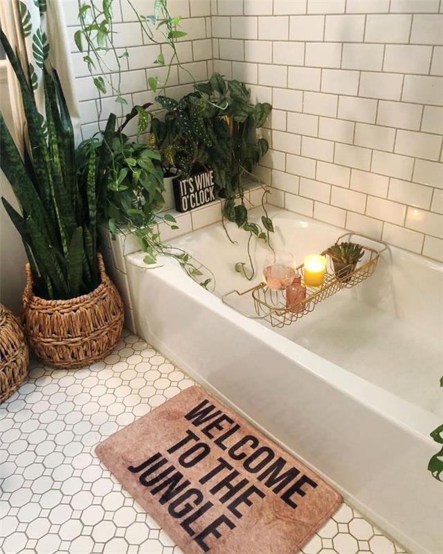miesto džiunglių stiliaus vonios idėja balta vonia žvakės žalių augalų vonios kambarys