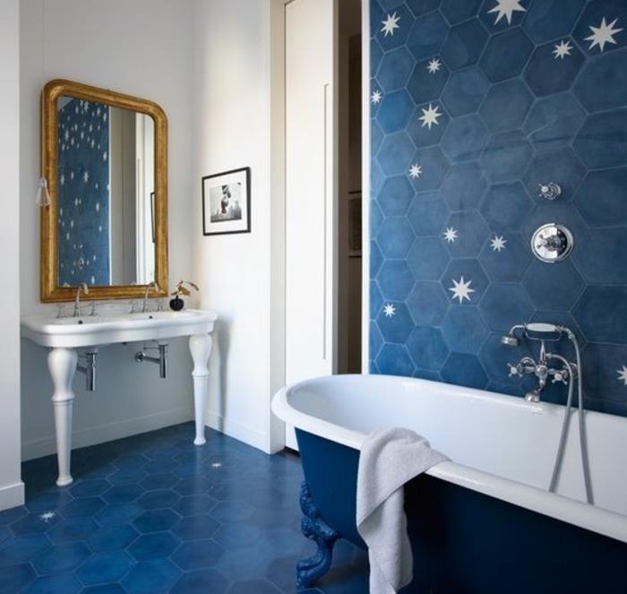ideja-kopalnica-indigo-barva-ploščice-tla-stene-in-kad-barva-indigo-deco-zvezde-in-ogledalo