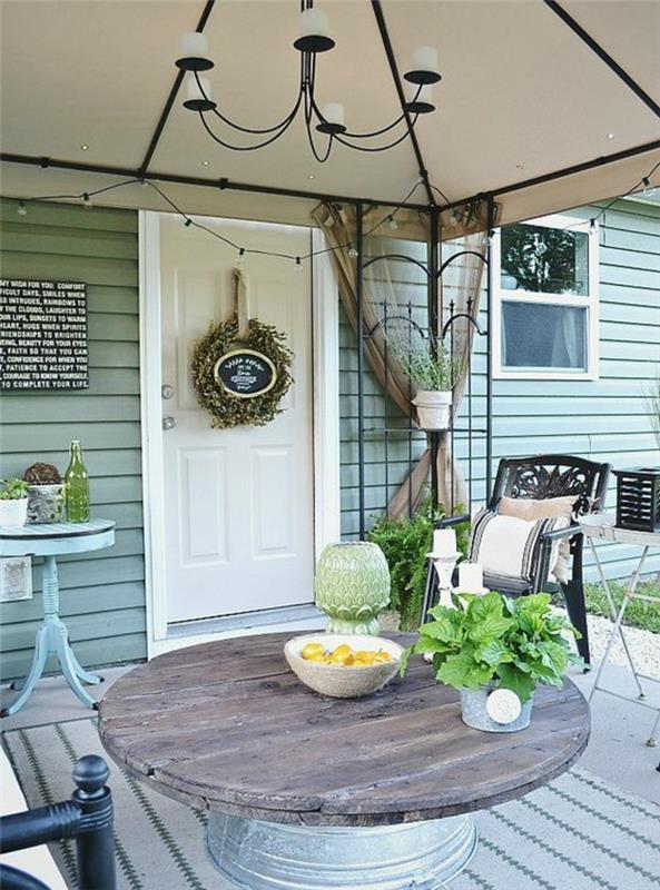 veranda dekoru, dekor makarası, ahşap üst masa ve çinko lavabo ayağı, gri halı, eski dış mekan mobilyaları, retro avize