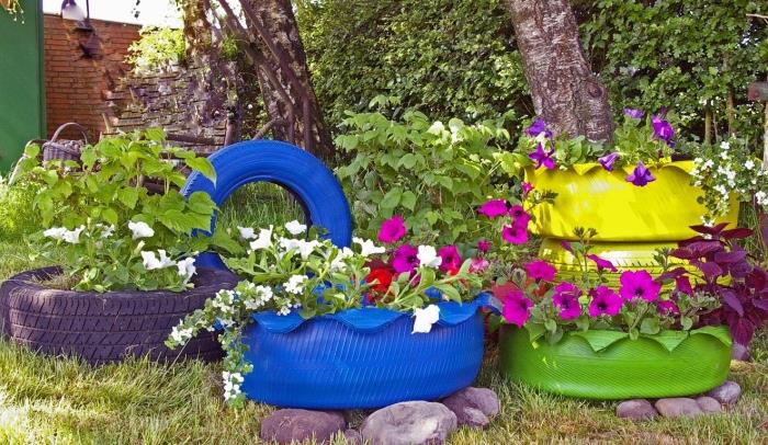 kaj storiti z rabljeno pnevmatiko, zunanjo dekoracijo z recikliranimi predmeti, oblikovanje majhnega vrta s sadilniki pnevmatik DIY