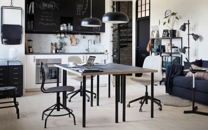 tuğla duvar ve siyah metal aksan ile endüstriyel tarzda iç tasarım, mutfakta ofis düzeni örneği