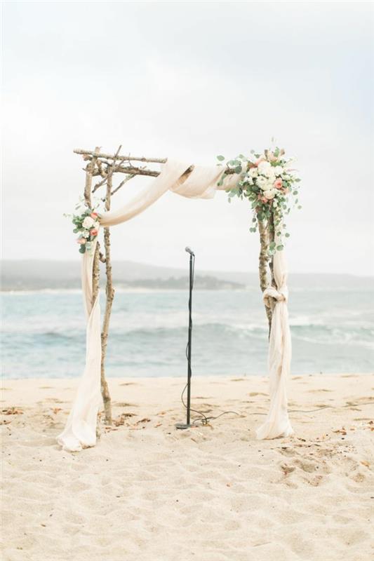 Düğün masası merkezinde çiçek çiçekler düğün Eylül düğün plaj düğün fikri