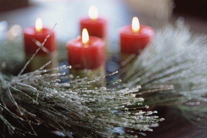 Božična sveča-ideja-adventni venec-jelka-sveča