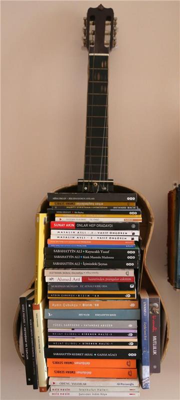 Naredi sam s staro kitaro, doma narejen model omare za shranjevanje knjig iz recikliranih materialov