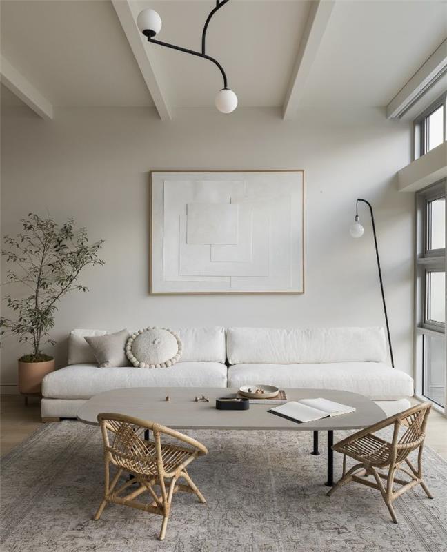 bela kavč ideja pleteni stoli siva klubska mizica bele stene visok strop siva preproga originalna viseča svetilka