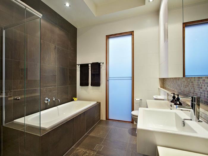 profesionalus „pasidaryk pats“ vonios kambario plytelių klojimo idėja-didelių plytelių klojimas