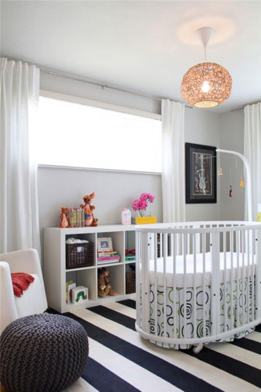 kūdikio kambarys-idėja-originali-dekoracija-žaislai-kūdikio lova-liustra-lempa