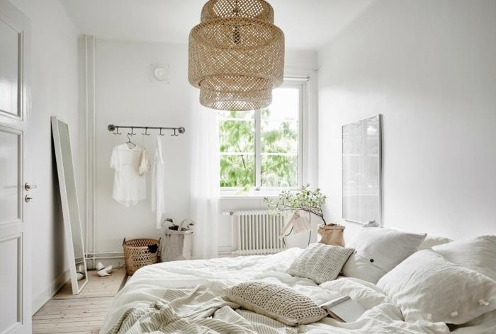 skandinaviškas miegamasis-idėja-balti dažai-balta-patalynė-smėlio spalvos pakabukas-šviesaus medžio parketas