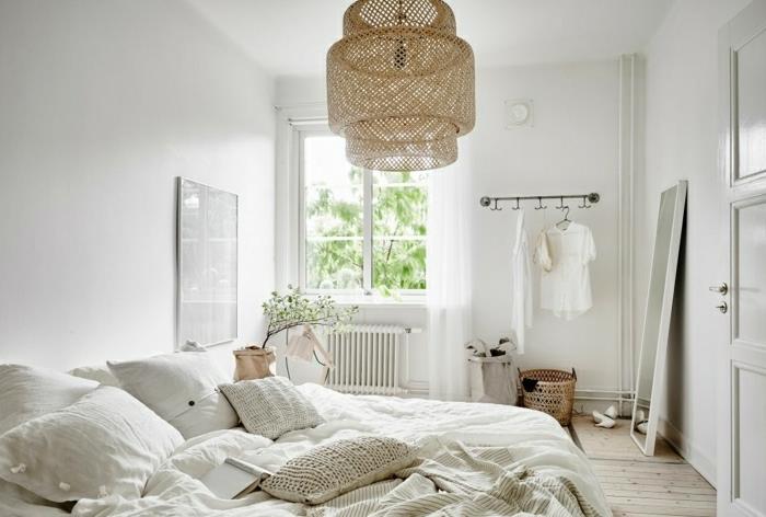 İskandinav yatak odası, beyaz duvar, beyaz ve bej nevresimler, bej sarkıt lamba, açık renkli ahşap parke, büyük ayna nasıl dekore edileceğine dair fikir