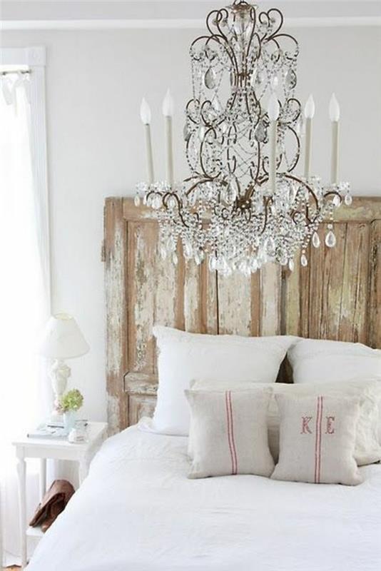romantiškas-apšvietimo-idėjos-medinės-lovos-lovos-miegamojo-baltos-patalynės