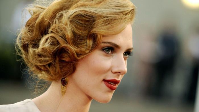 yandan bulanık topuz saç modeli, sarı saçlı büyük bukleler, vintage küpeler, Scarlett Johansson
