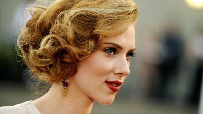 stranska zamegljena pričeska, velika kodra na blond laseh, uhani vintae, Scarlett Johansson