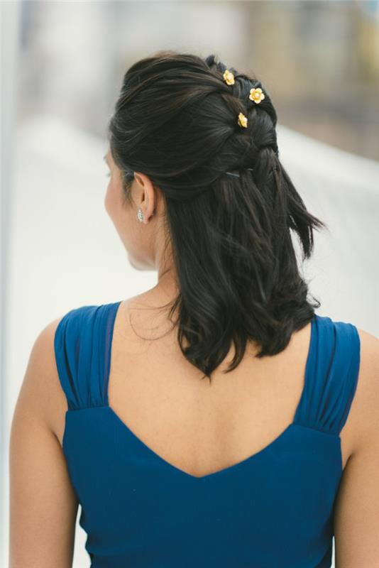 orta uzunlukta kare saç modeli, askısız mavi elbise, siyah saç, çiçekli saç takıları