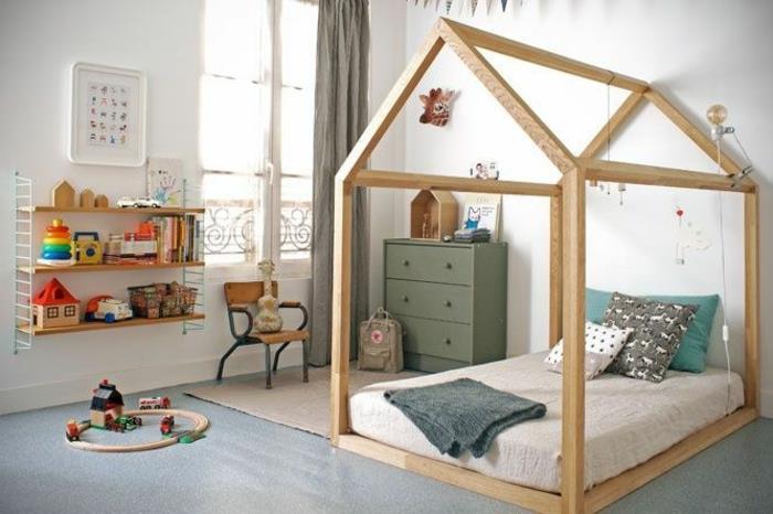 idėja, kaip sutvarkyti „Montessori“ miegamąjį, pilką kilimą, vaikų žaidimų lovą, baltą sieną, žaislų lentynas, žalią komodą, medinę ir metalinę kėdę
